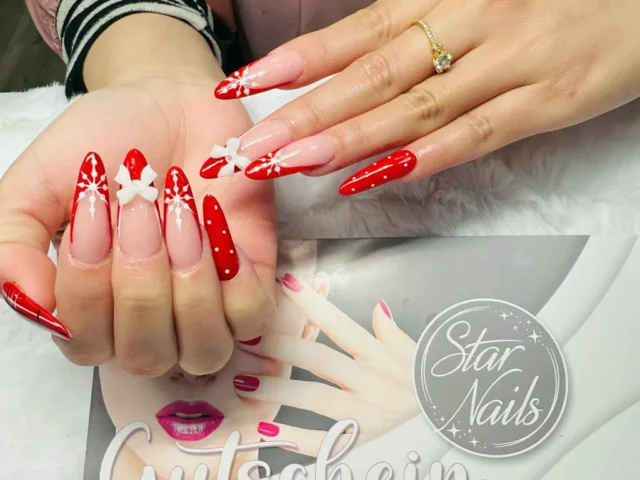 Weihnachtsnägel Rot Weiß mit Schleife – professionelle Nageldesigns bei Star Nails Nagelstudio Südstadtring 90 Halle